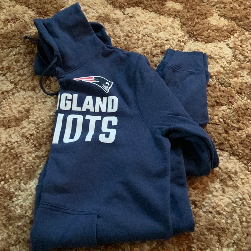 Large men’s NE patriots hoodie
